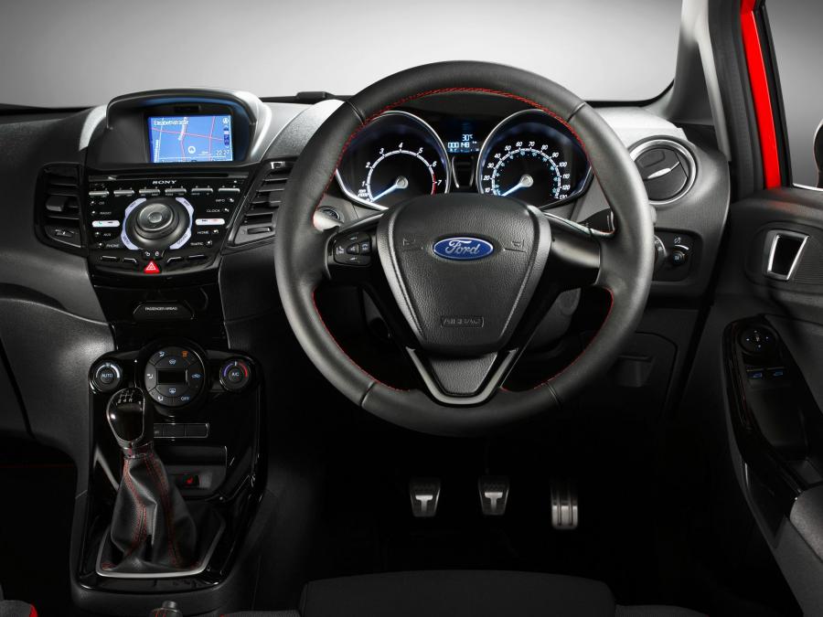 Торпедо Ford Fiesta Zetec S Red 2014 года  (UK) (фото 10 из 26)